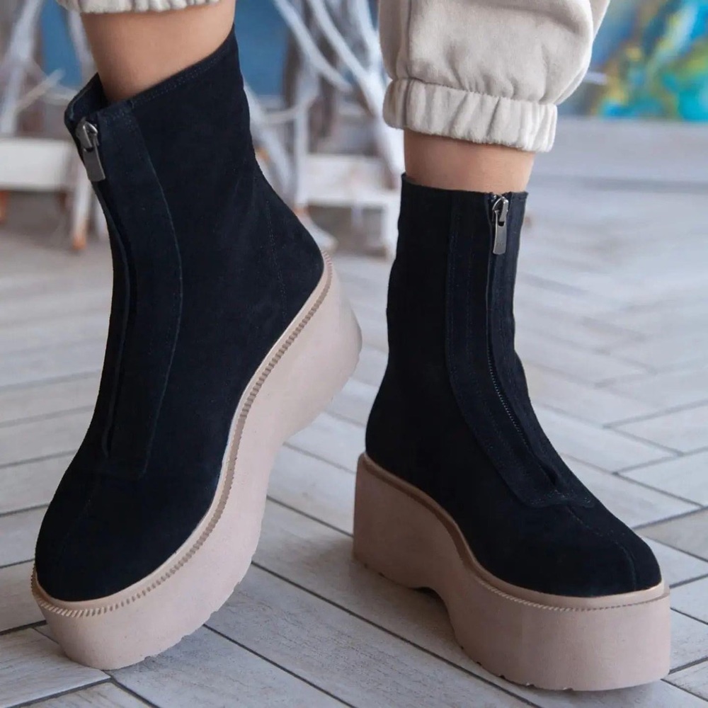 Autumn and winter booties . Black jams, with warm fur on the inside Worn 3 times